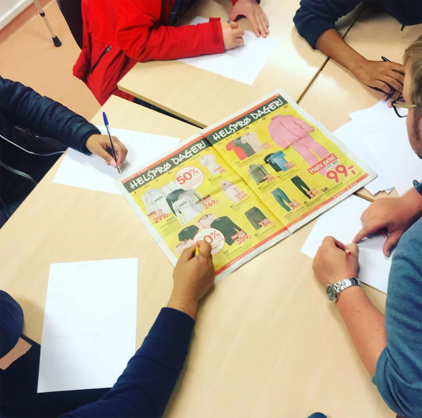 Foto av hender og avis - Klikk for stort bilde