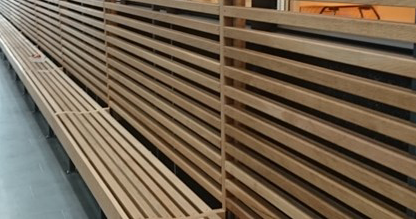 Foto av benk i vrimleområdet på skolen. - Klikk for stort bilde